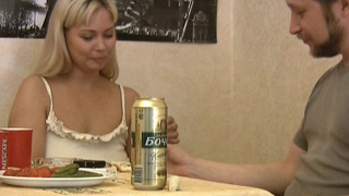 Пьяная цыпочка принимает стоячий хуец в киску